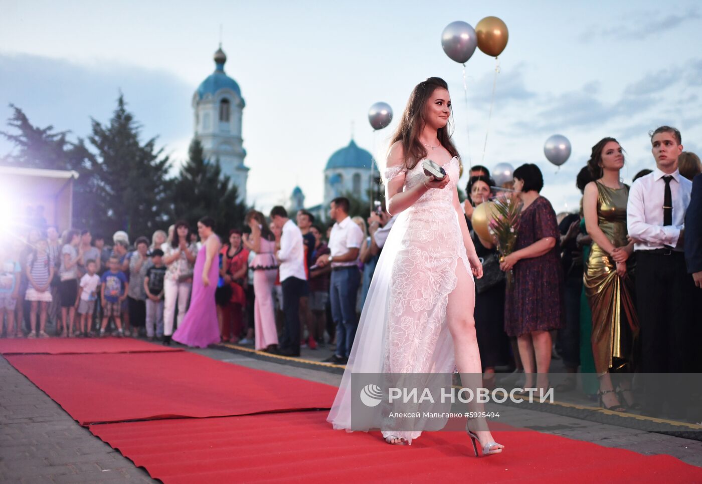 Празднование школьных выпускных в городах России