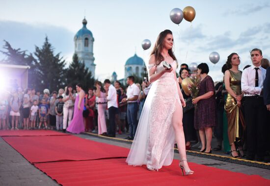 Празднование школьных выпускных в городах России