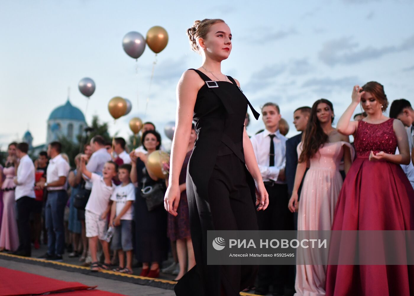 Празднование школьных выпускных в городах России