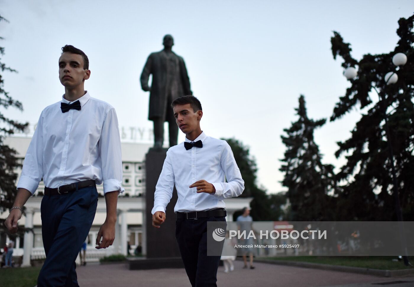 Выпускники во время празднования общегородского школьного выпускного в городе Саки. Место: Россия, Республика Крым, Саки. Автор: Алексей Мальгавко/РИА Новости. Празднование школьных выпускных в городах России