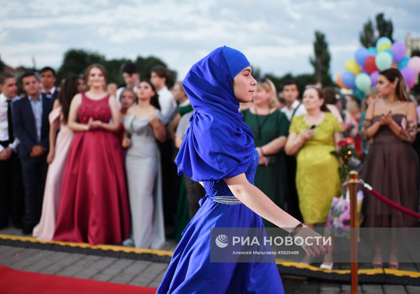 Празднование школьных выпускных в городах России