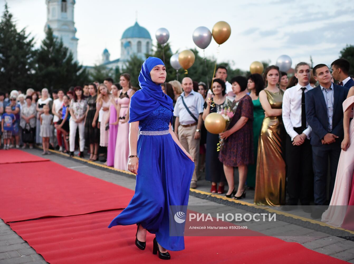 Празднование школьных выпускных в городах России