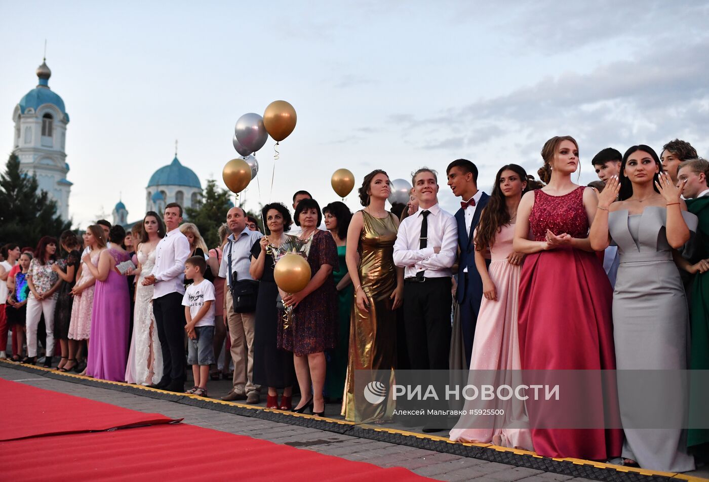 Празднование школьных выпускных в городах России