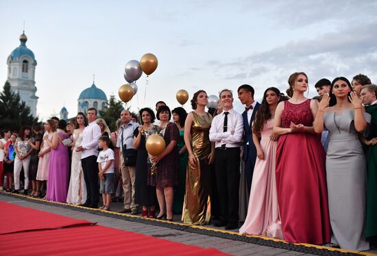 Празднование школьных выпускных в городах России