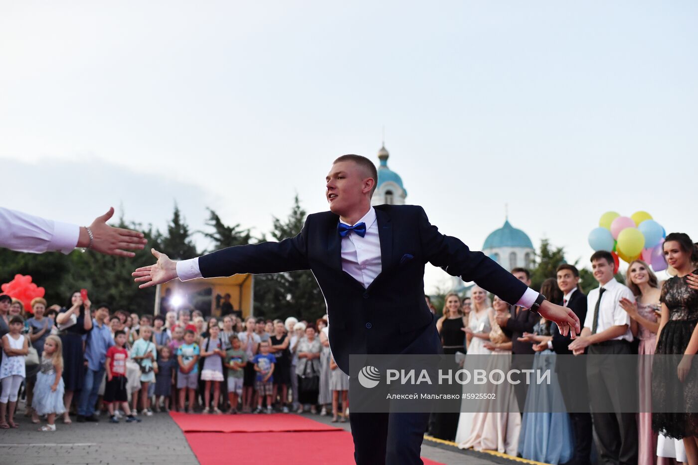 Празднование школьных выпускных в городах России