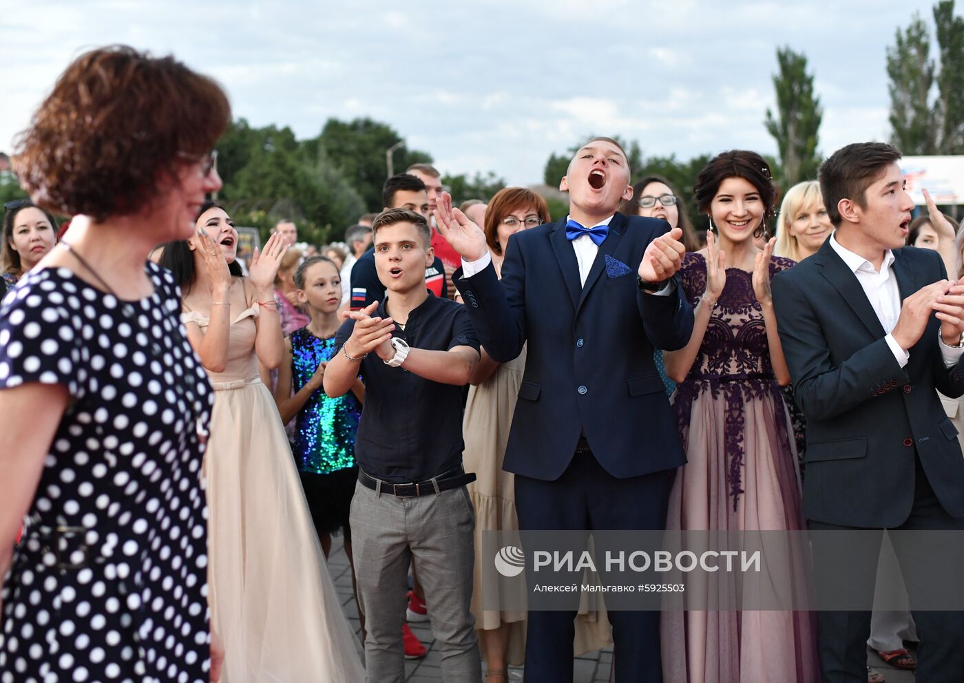 Празднование школьных выпускных в городах России