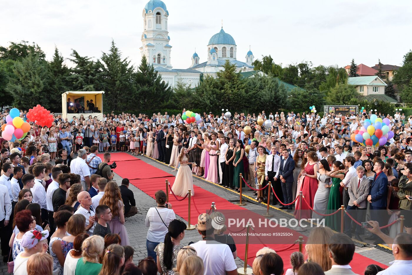 Празднование школьных выпускных в городах России