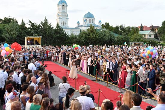 Празднование школьных выпускных в городах России