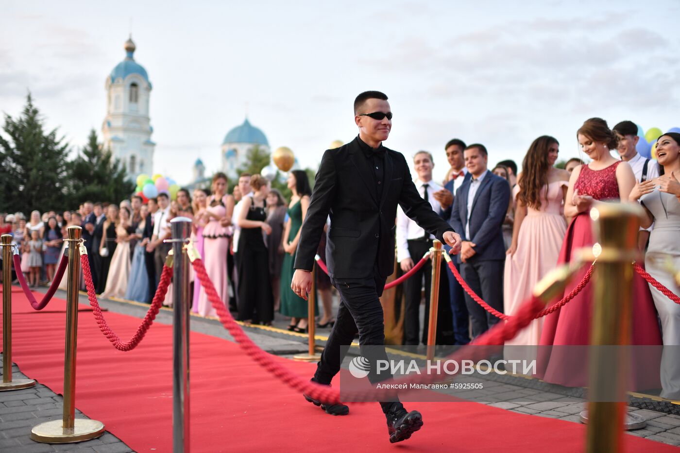 Празднование школьных выпускных в городах России