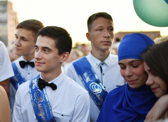 Празднование школьных выпускных в городах России