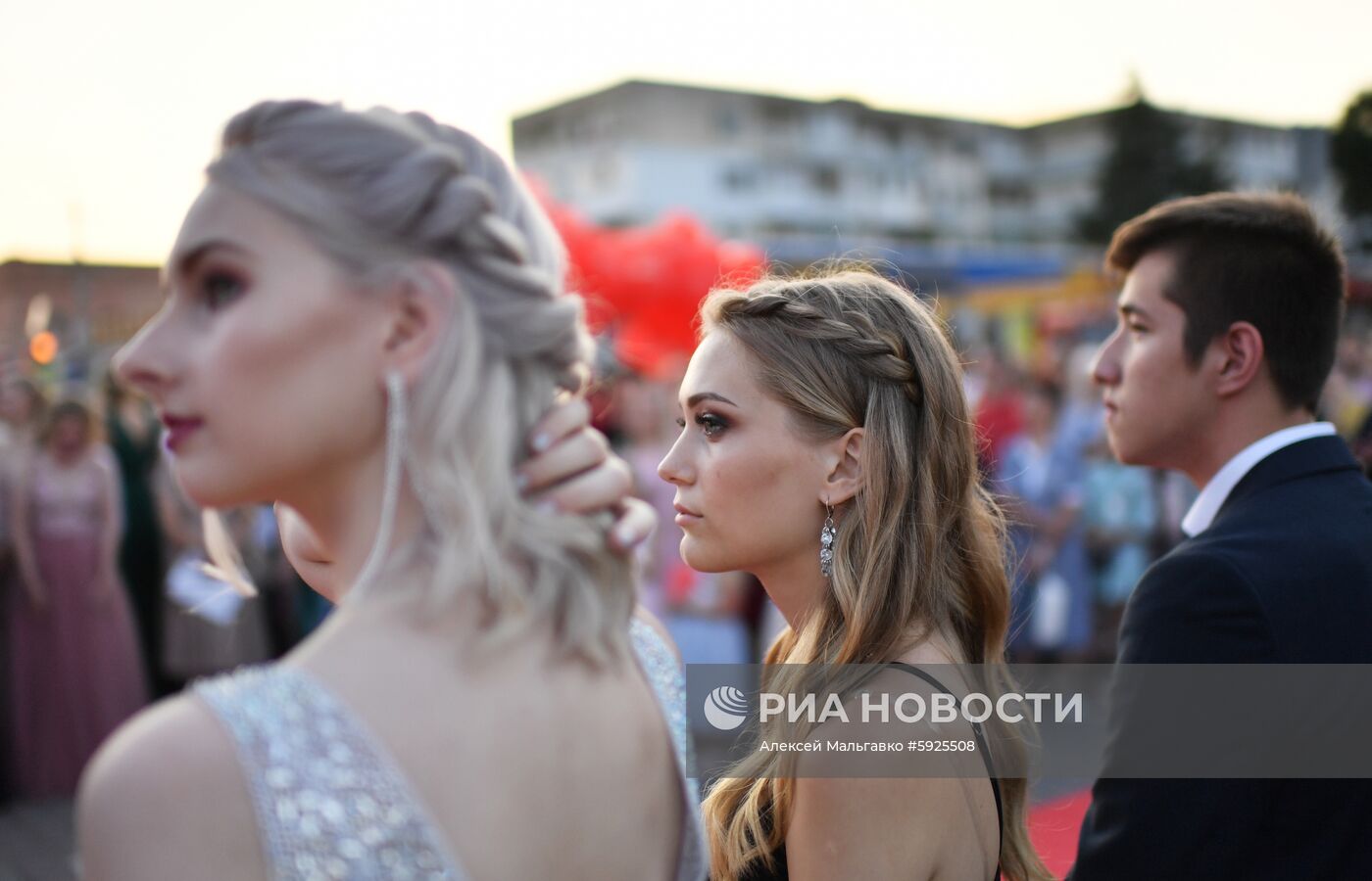 Празднование школьных выпускных в городах России