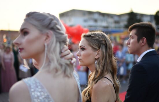 Празднование школьных выпускных в городах России