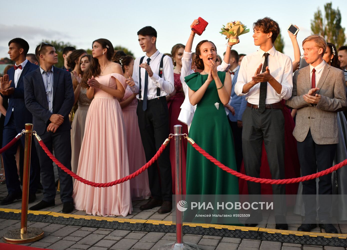 Выпускники во время празднования общегородского школьного выпускного в городе Саки. Место: Россия, Республика Крым, Саки. Автор: Алексей Мальгавко/РИА Новости. Празднование школьных выпускных в городах России