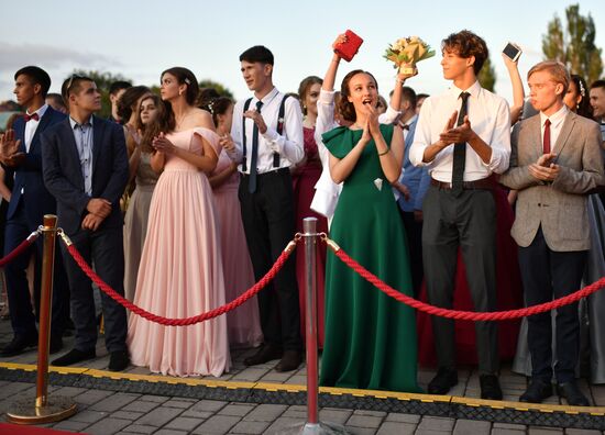 Празднование школьных выпускных в городах России