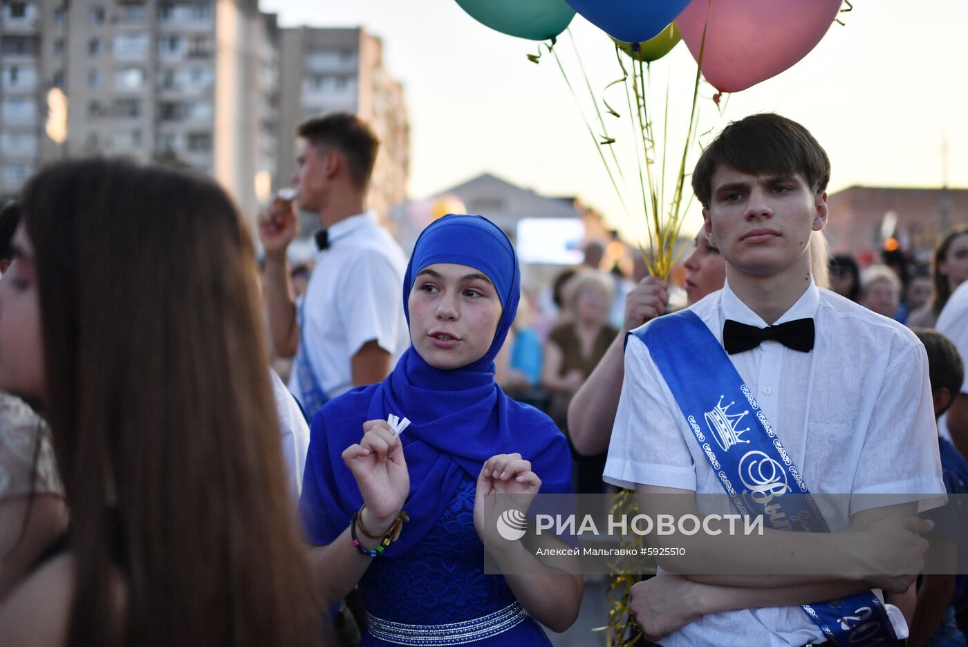 Празднование школьных выпускных в городах России