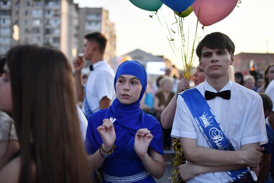 Празднование школьных выпускных в городах России