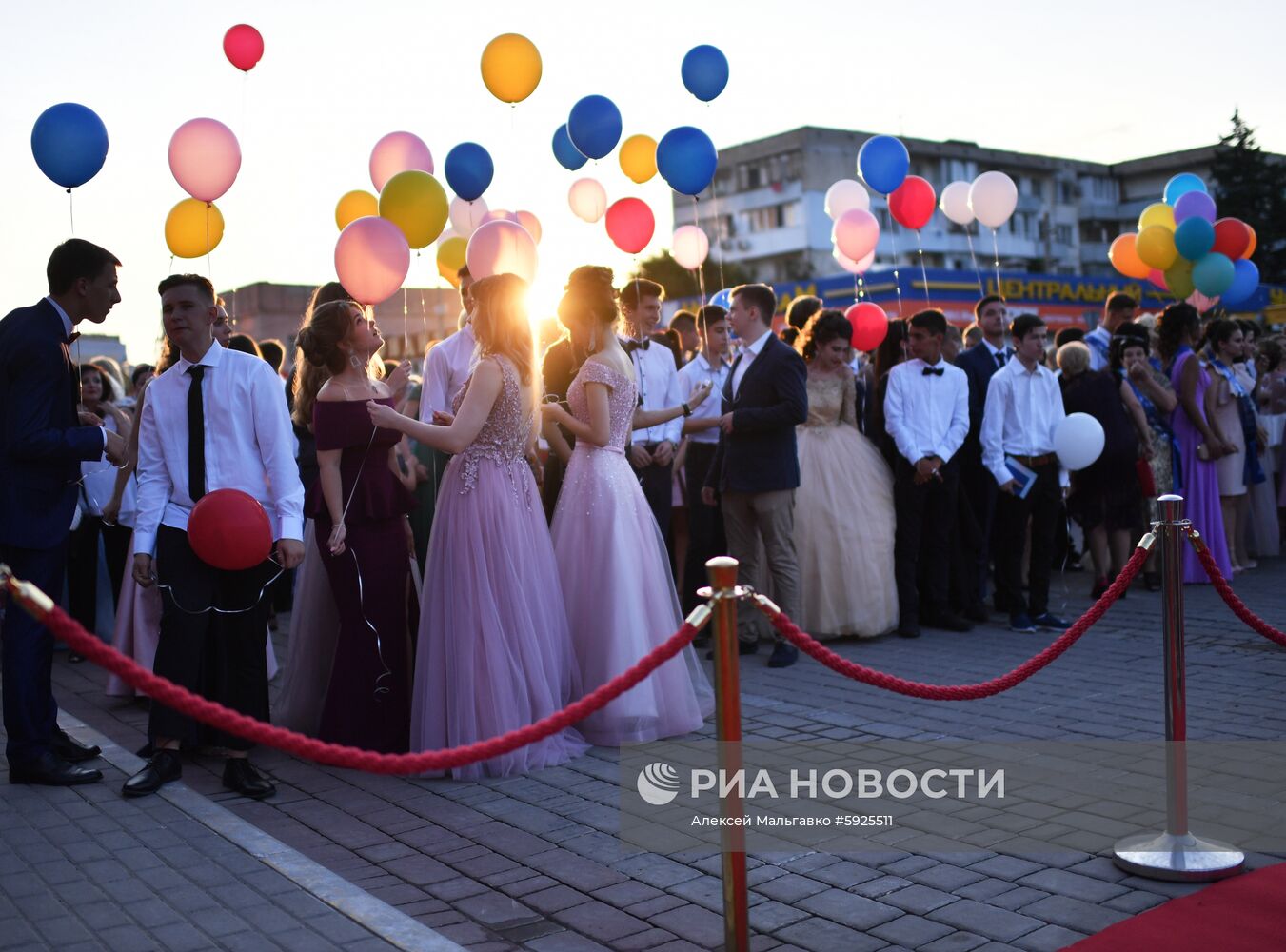 Празднование школьных выпускных в городах России