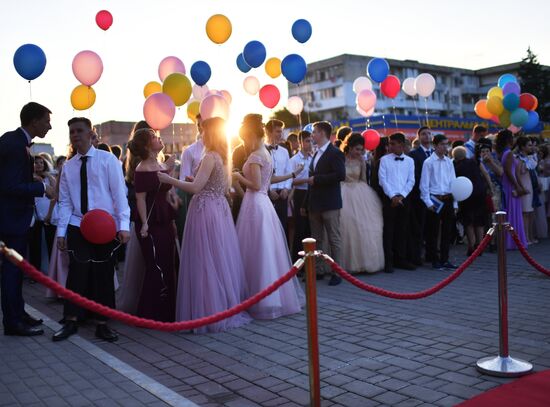 Празднование школьных выпускных в городах России