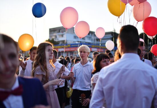 Празднование школьных выпускных в городах России