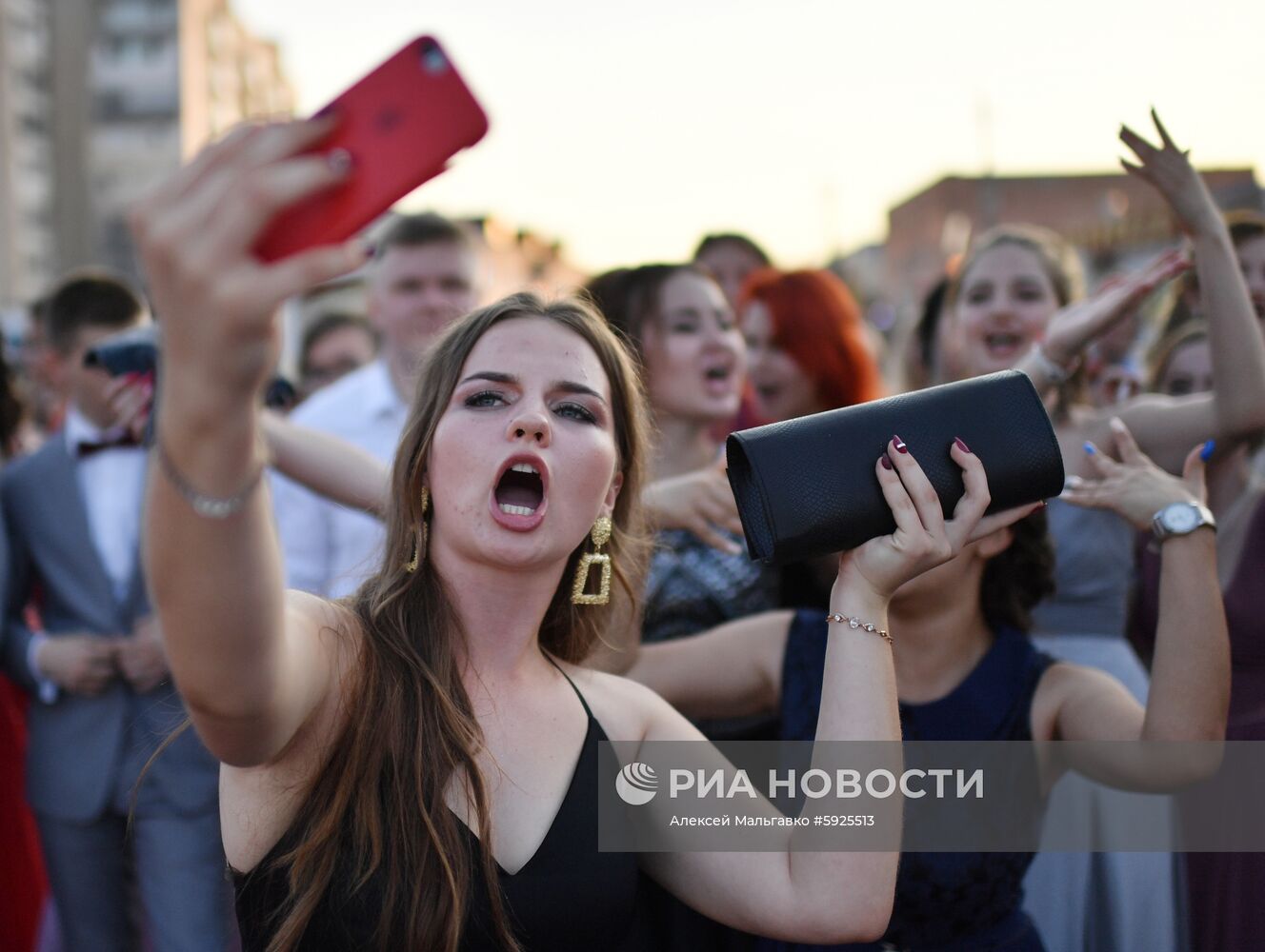 Празднование школьных выпускных в городах России