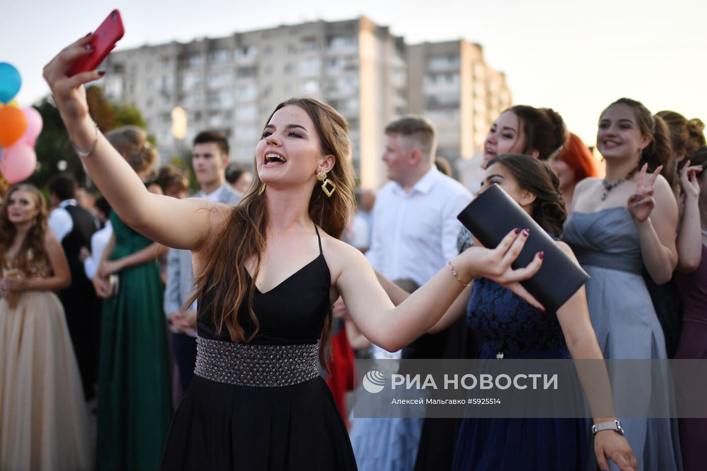 Празднование школьных выпускных в городах России