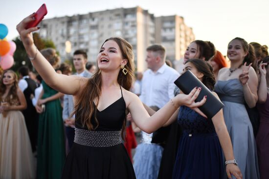 Празднование школьных выпускных в городах России