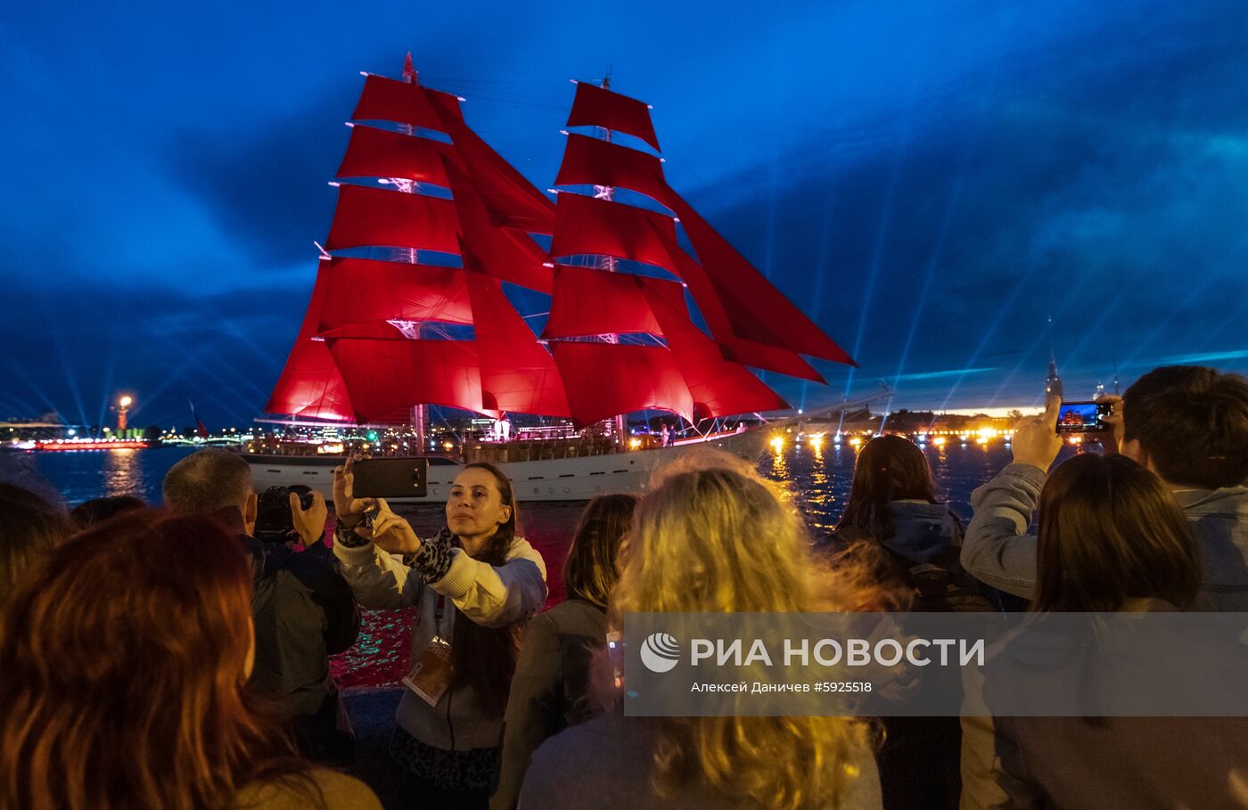 Праздник выпускников "Алые паруса" в Санкт-Петербурге