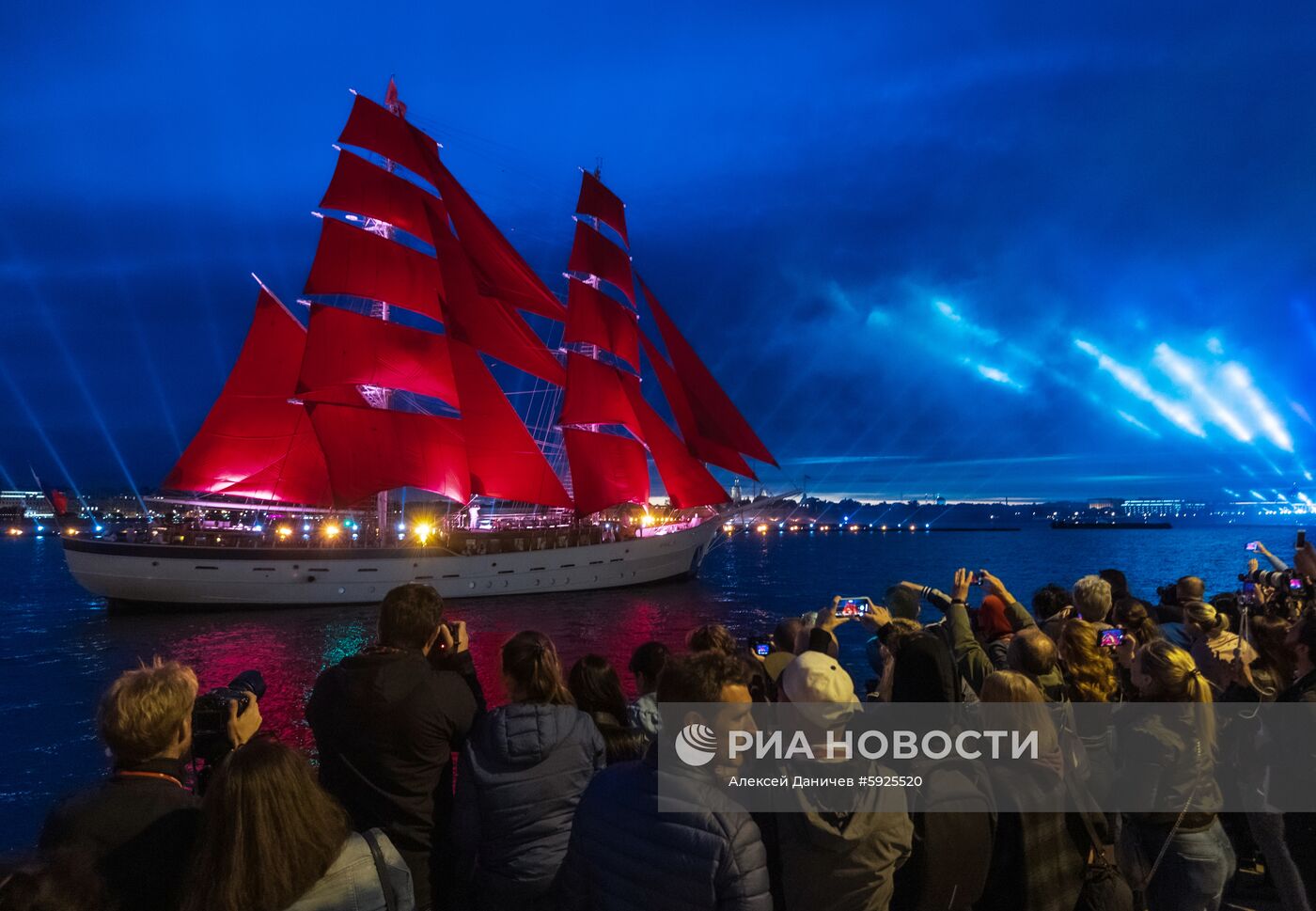 Праздник выпускников "Алые паруса" в Санкт-Петербурге
