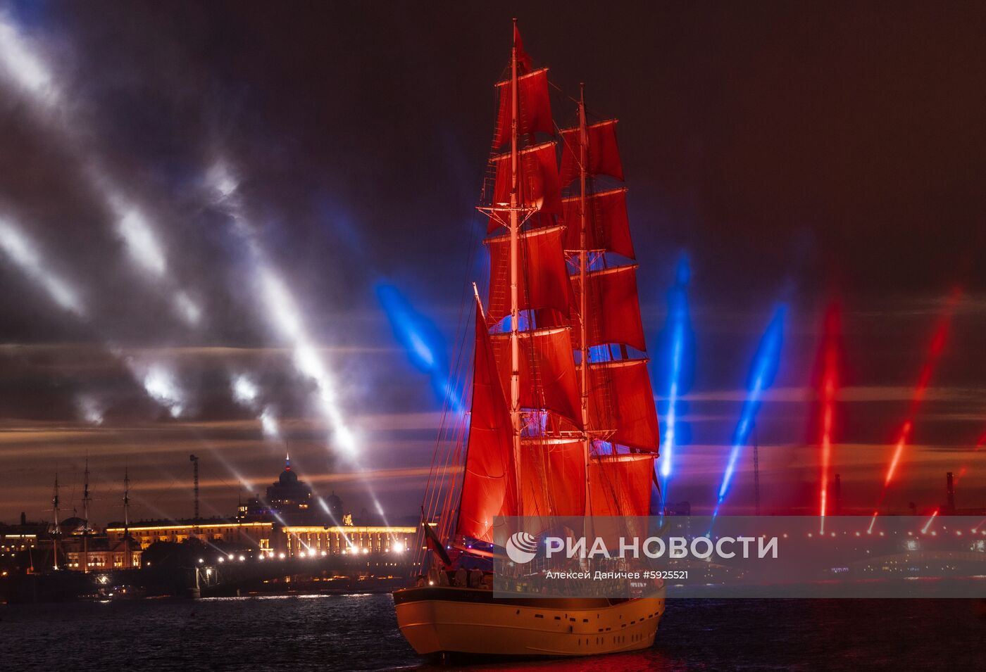 Праздник выпускников "Алые паруса" в Санкт-Петербурге