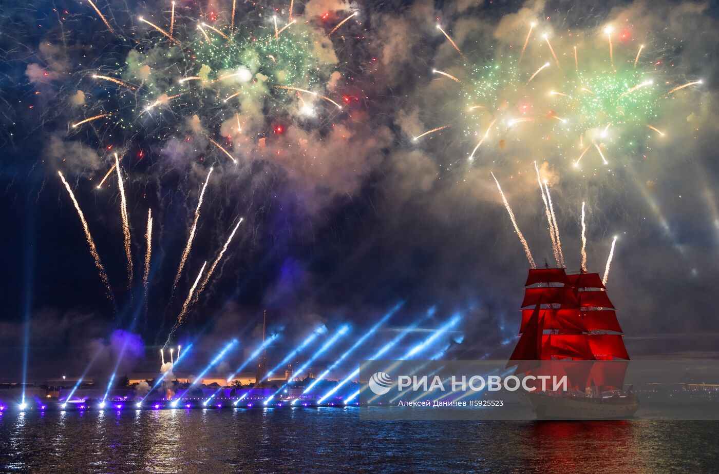 Праздник выпускников "Алые паруса" в Санкт-Петербурге