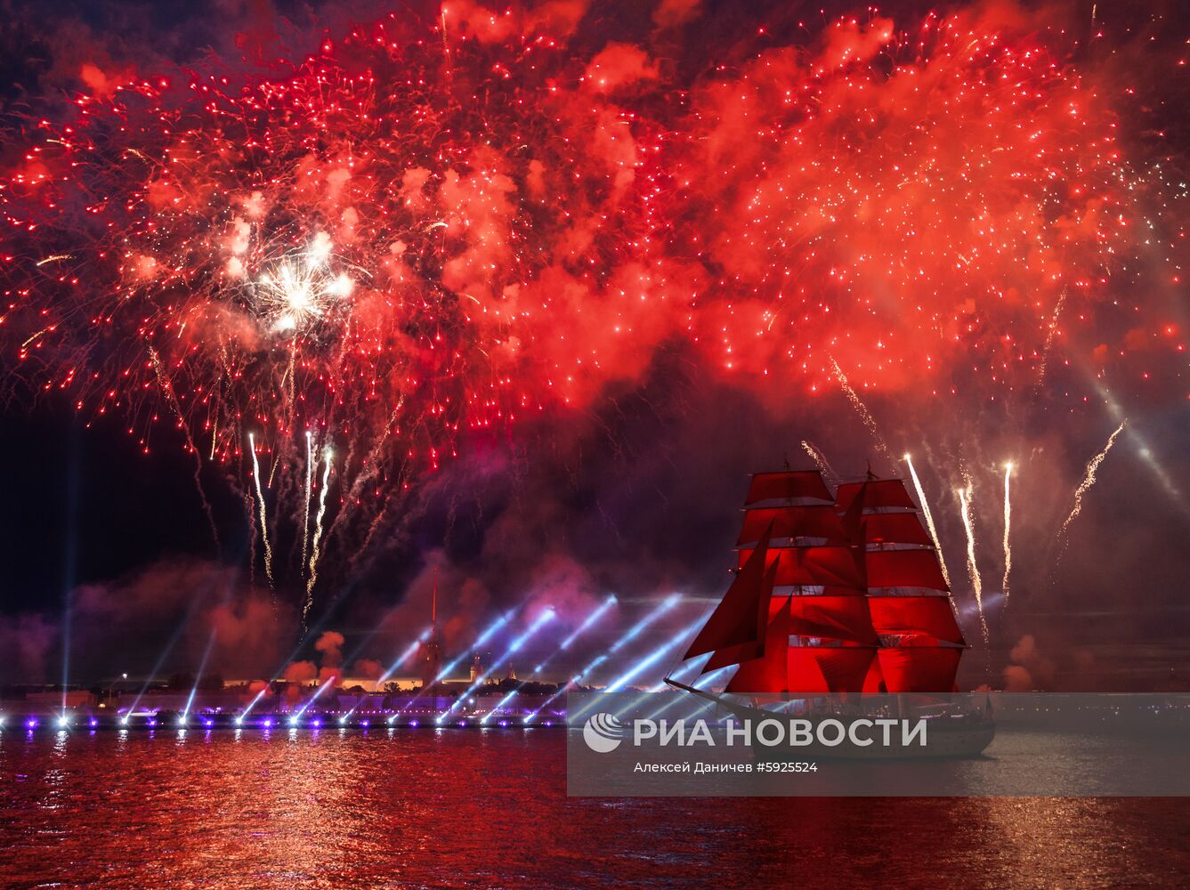 Праздник выпускников "Алые паруса" в Санкт-Петербурге