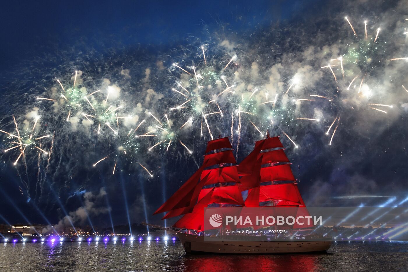 Праздник выпускников "Алые паруса" в Санкт-Петербурге