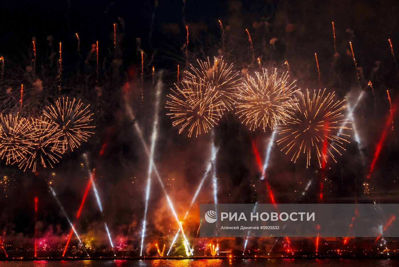 Праздник выпускников "Алые паруса" в Санкт-Петербурге