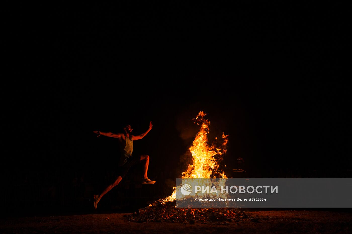 Празднование Ночи святого Хуана в Испании