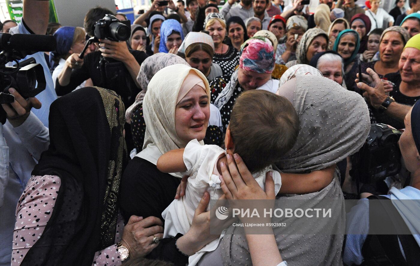 Пятерых вывезенных из Сирии детей доставили в Россию