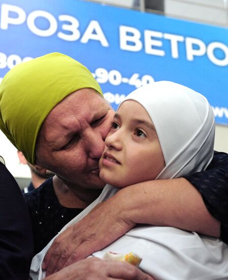 Пятерых вывезенных из Сирии детей доставили в Россию 