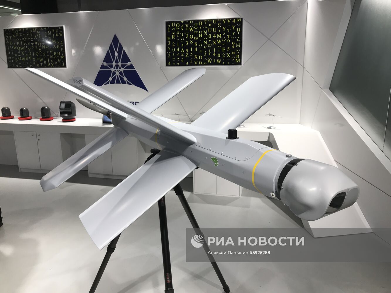 Концерн "Калашников" представил гражданскую версию автомата АК-12 и дрон-камикадзе "Ланцет"