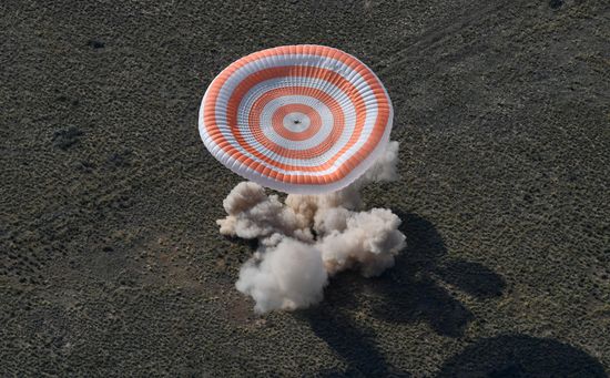 Посадка пилотируемого корабля "Союз МС-11"