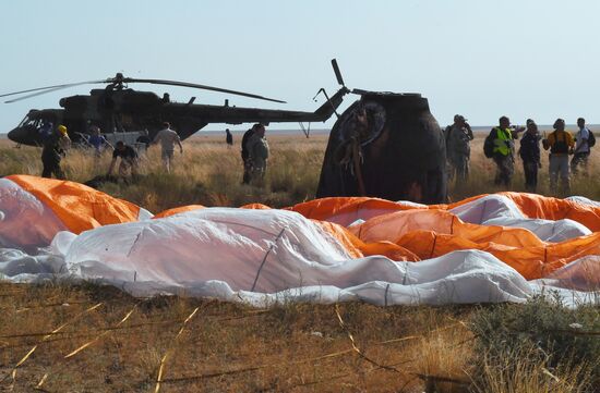 Посадка пилотируемого корабля "Союз МС-11"