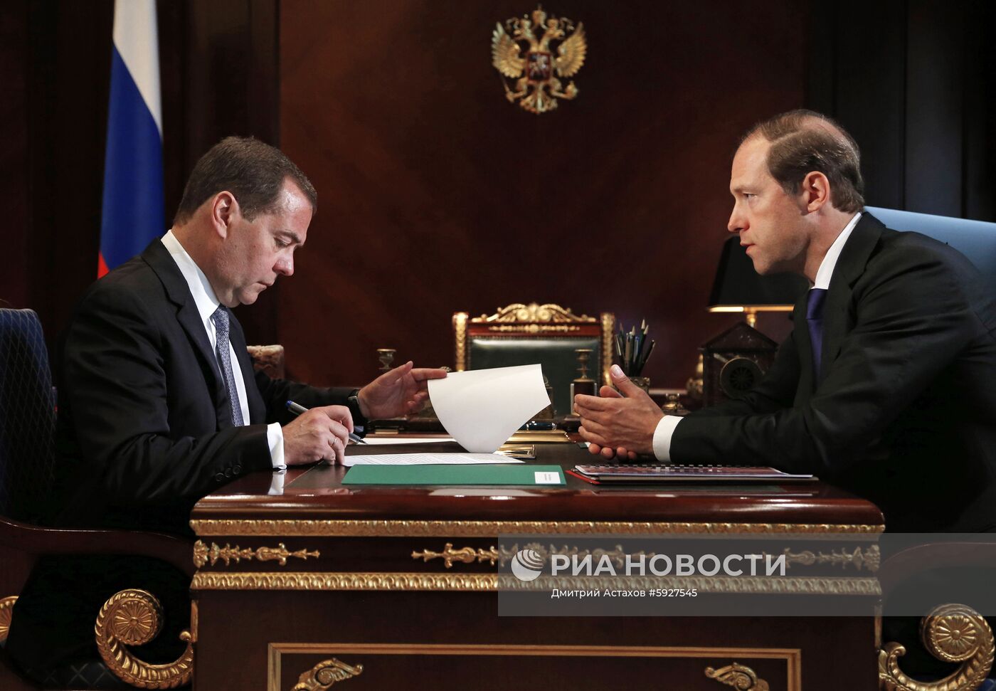 Премьер-министр РФ Д. Медведев встретился с министром промышленности и торговли РФ Д. Мантуровым 