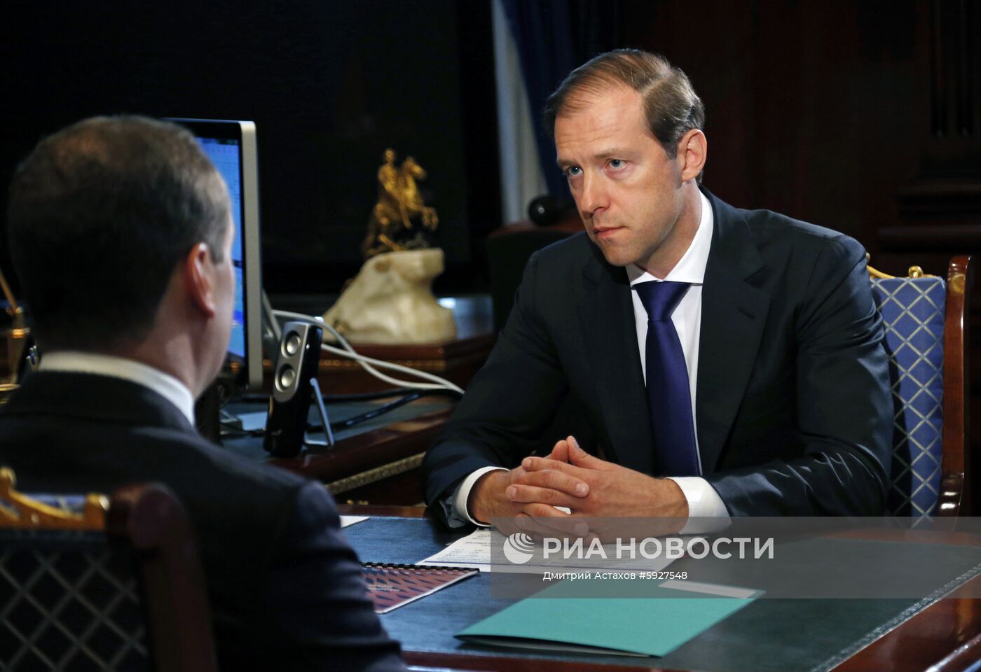 Премьер-министр РФ Д. Медведев встретился с министром промышленности и торговли РФ Д. Мантуровым 