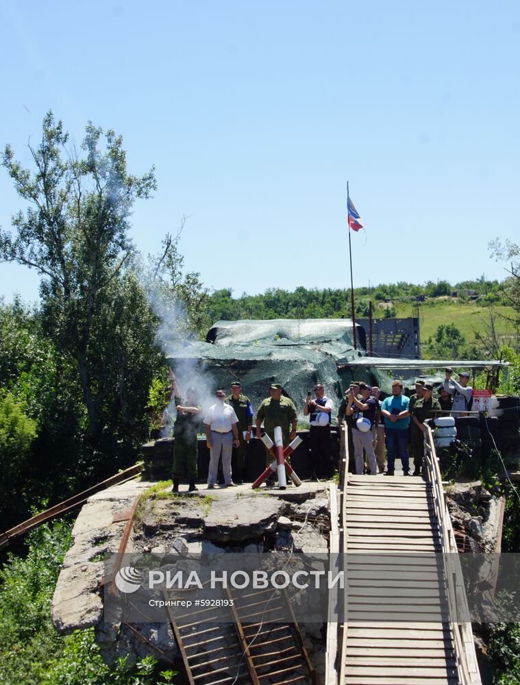 У КПВВ "Станица Луганская" состоялся первый этап отвода украинских подразделений