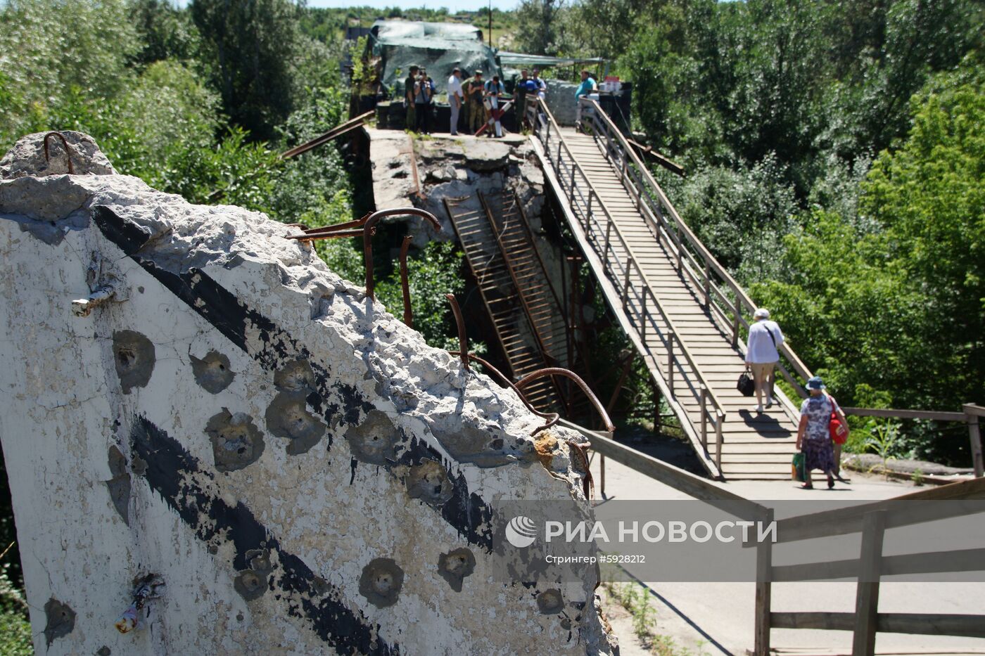 У КПВВ "Станица Луганская" состоялся первый этап отвода украинских подразделений