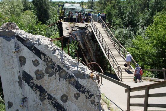 У КПВВ "Станица Луганская" состоялся первый этап отвода украинских подразделений