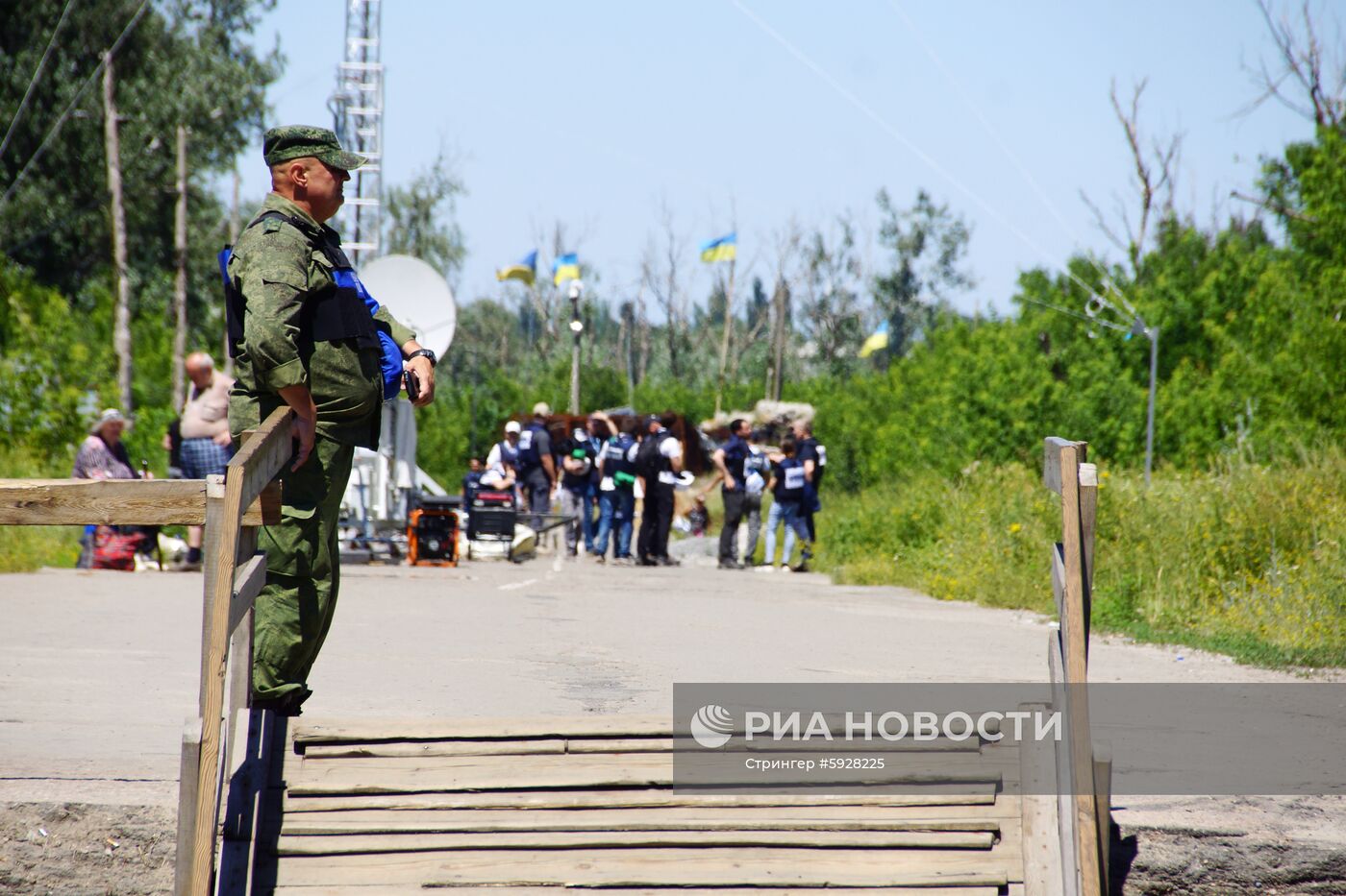 У КПВВ "Станица Луганская" состоялся первый этап отвода украинских подразделений