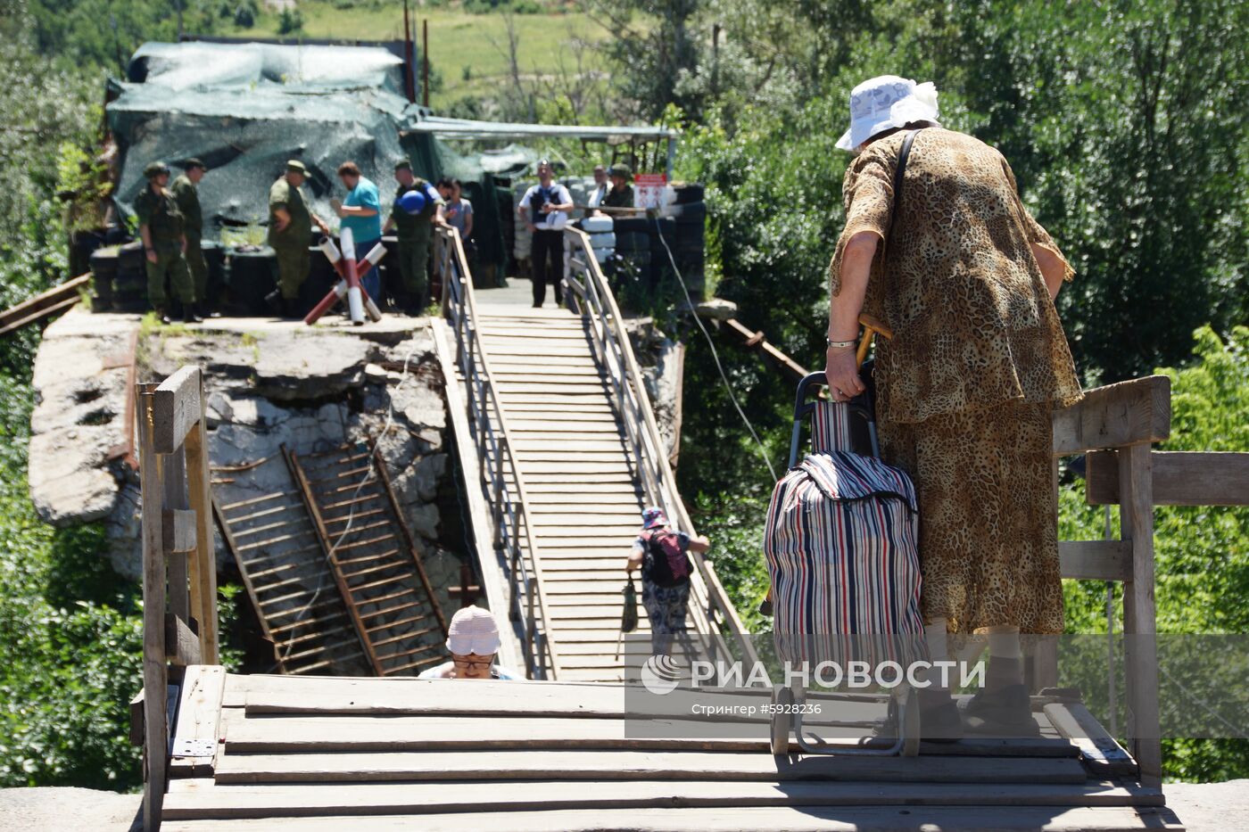 У КПВВ "Станица Луганская" состоялся первый этап отвода украинских подразделений