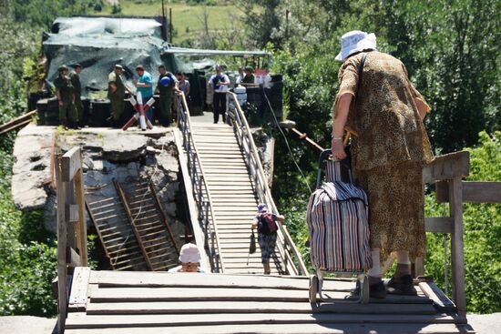 У КПВВ "Станица Луганская" состоялся первый этап отвода украинских подразделений