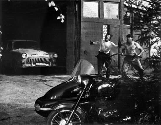 Кадр из фильма "Бриллиантовая рука"