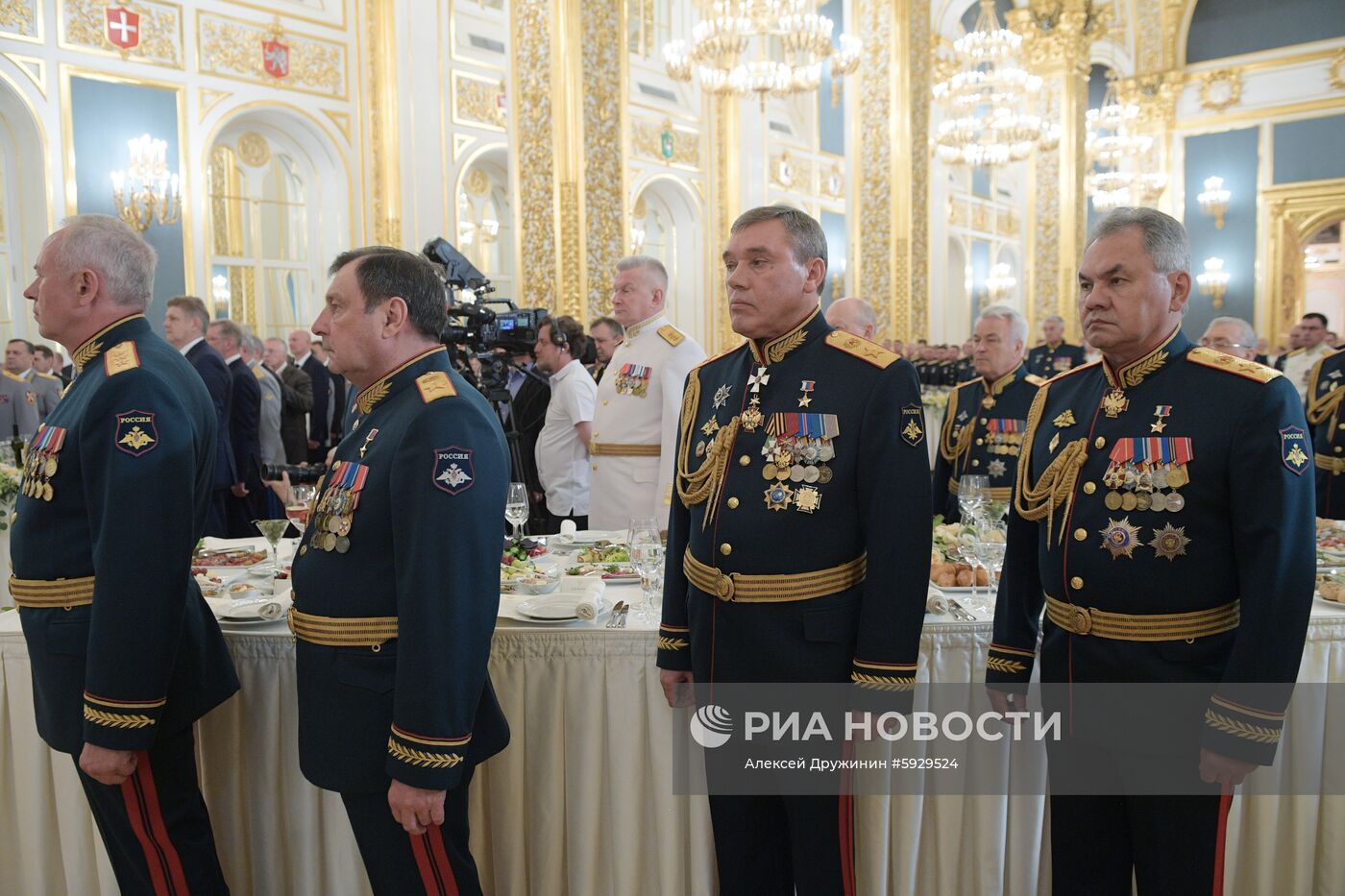 Президент РФ В. Путин посетил прием в Кремле в честь выпускников военных вузов