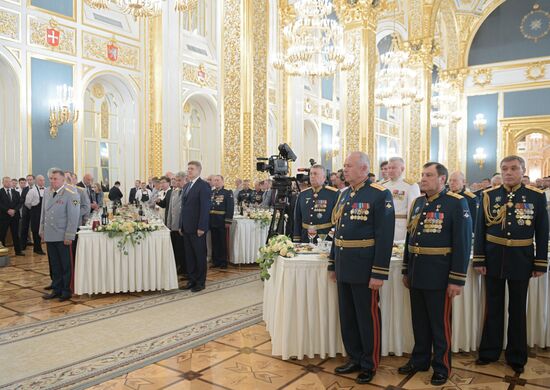 Президент РФ В. Путин посетил прием в Кремле в честь выпускников военных вузов